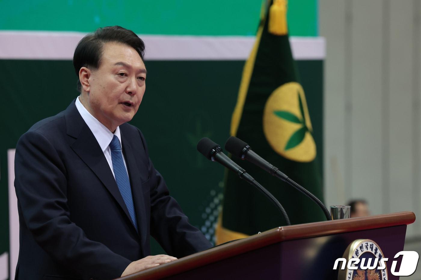 본문 이미지 - 윤석열 대통령이 12일 오후 경기 고양시 일산서구 킨텍스에서 열린 2023 전국새마을지도자대회 '청년의 약속' 선포식에 참석해 축사를 하고 있다. (대통령실 제공) 2023.11.12/뉴스1 ⓒ News1 안은나 기자