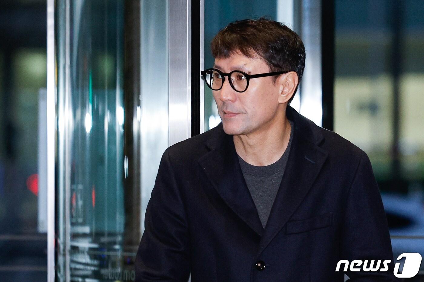 본문 이미지 - 홍은택 카카오 대표이사가 이달 13일 오전 경기 성남시 분당구 카카오모빌리티 본사에서 3차 공동체 비상경영회의에 참석하기 위해 이동하는 모습. 2023.11.13/뉴스1 ⓒ News1 안은나 기자