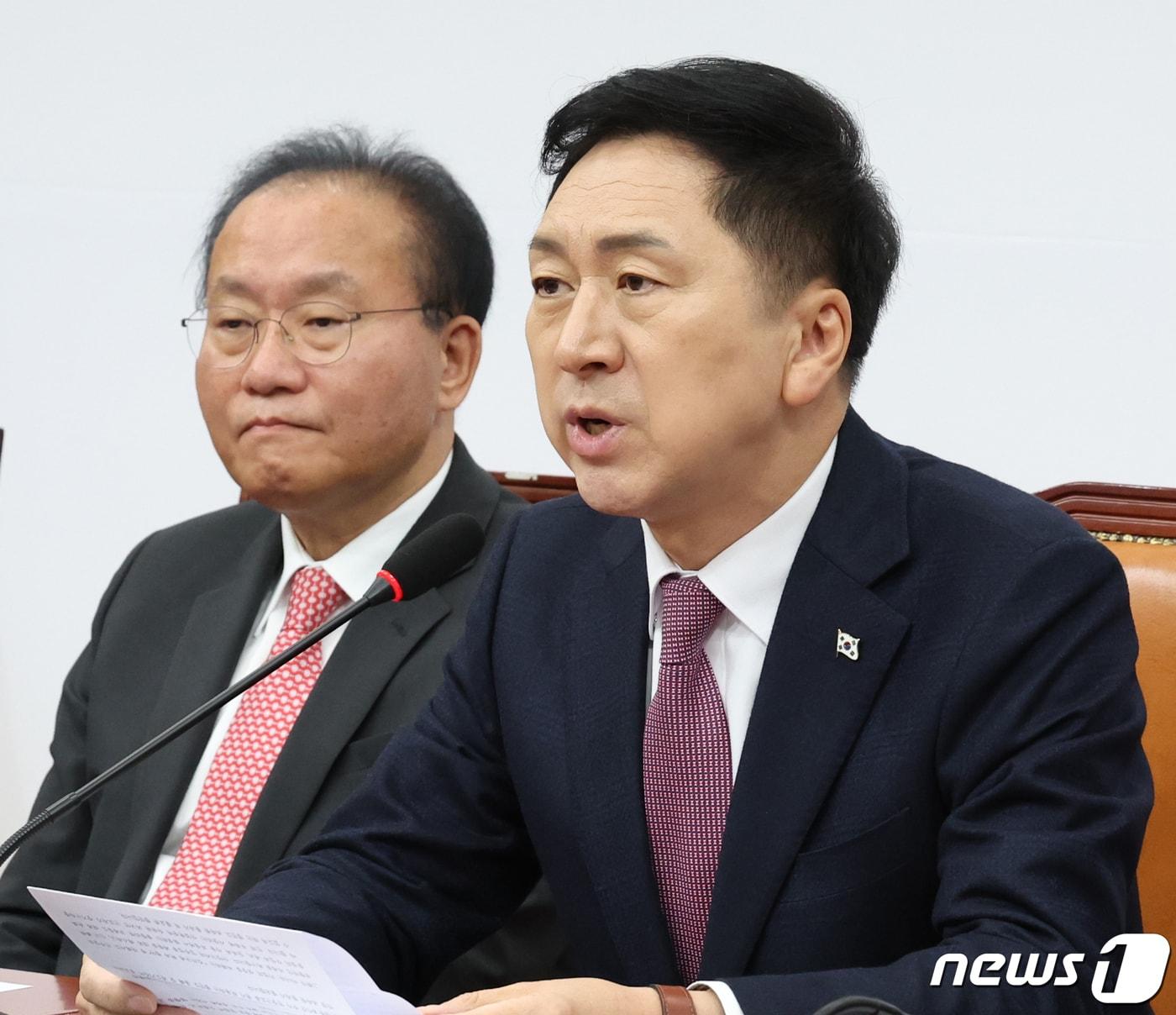 본문 이미지 - 김기현 국민의힘 대표가 13일 서울 여의도 국회에서 열린 최고위원회의에서 발언을 하고 있다. 2023.11.13/뉴스1 ⓒ News1 송원영 기자