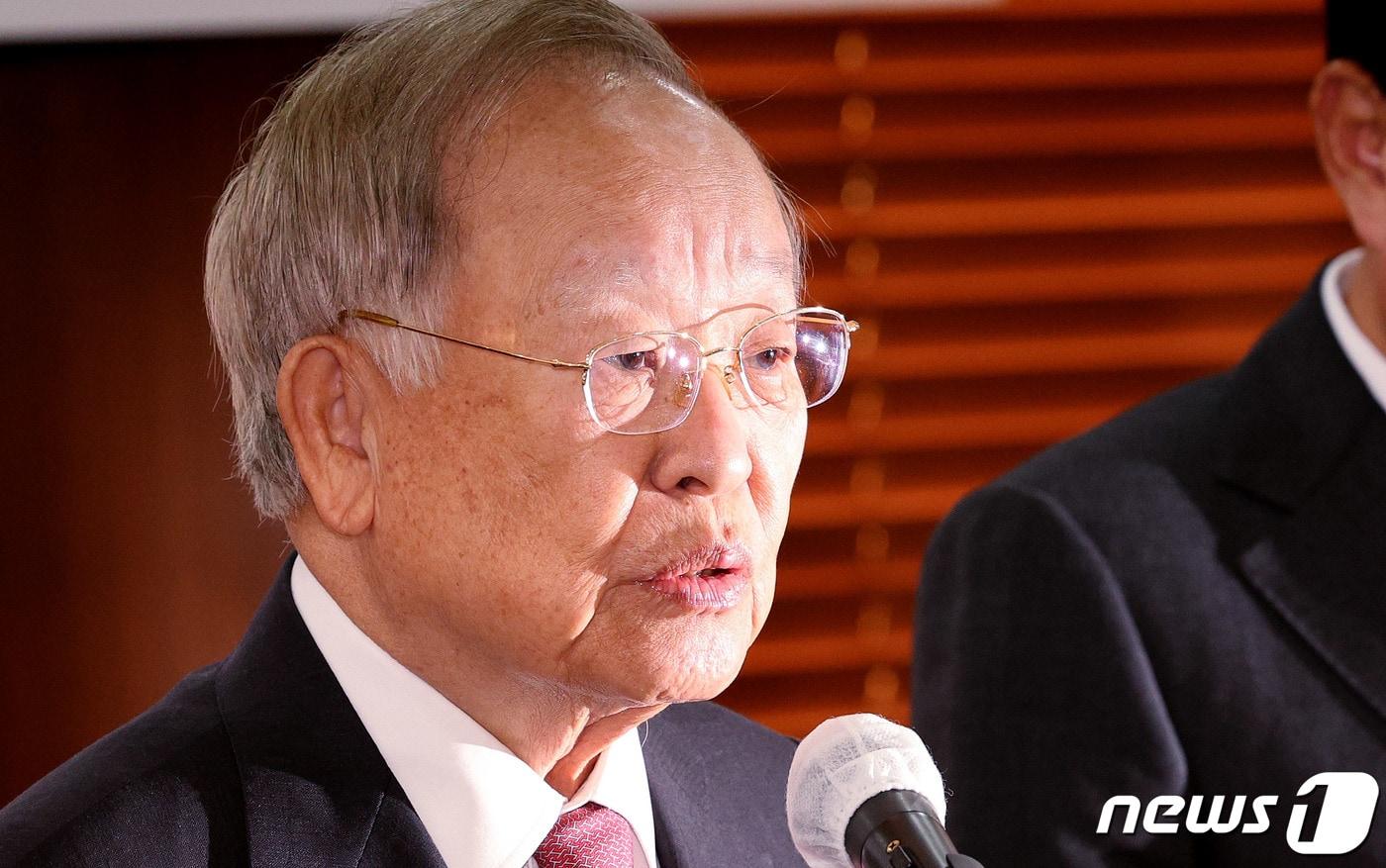 손경식 한국경영자총협회 회장이 13일 오전 서울 중구 프레스센터에서 노동조합법 개악 규탄 및 거부권 행사 건의 공동성명을 발표하고 있다. 2023.11.13/뉴스1 ⓒ News1 장수영 기자