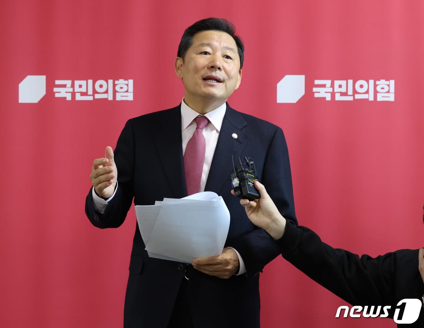 본문 이미지 - 이철규 국민의힘 인재영입위원장이 13일 서울 여의도 국회에서 인재 영입 관련 브리핑을 하고 있다. 2023.11.13/뉴스1 ⓒ News1 송원영 기자