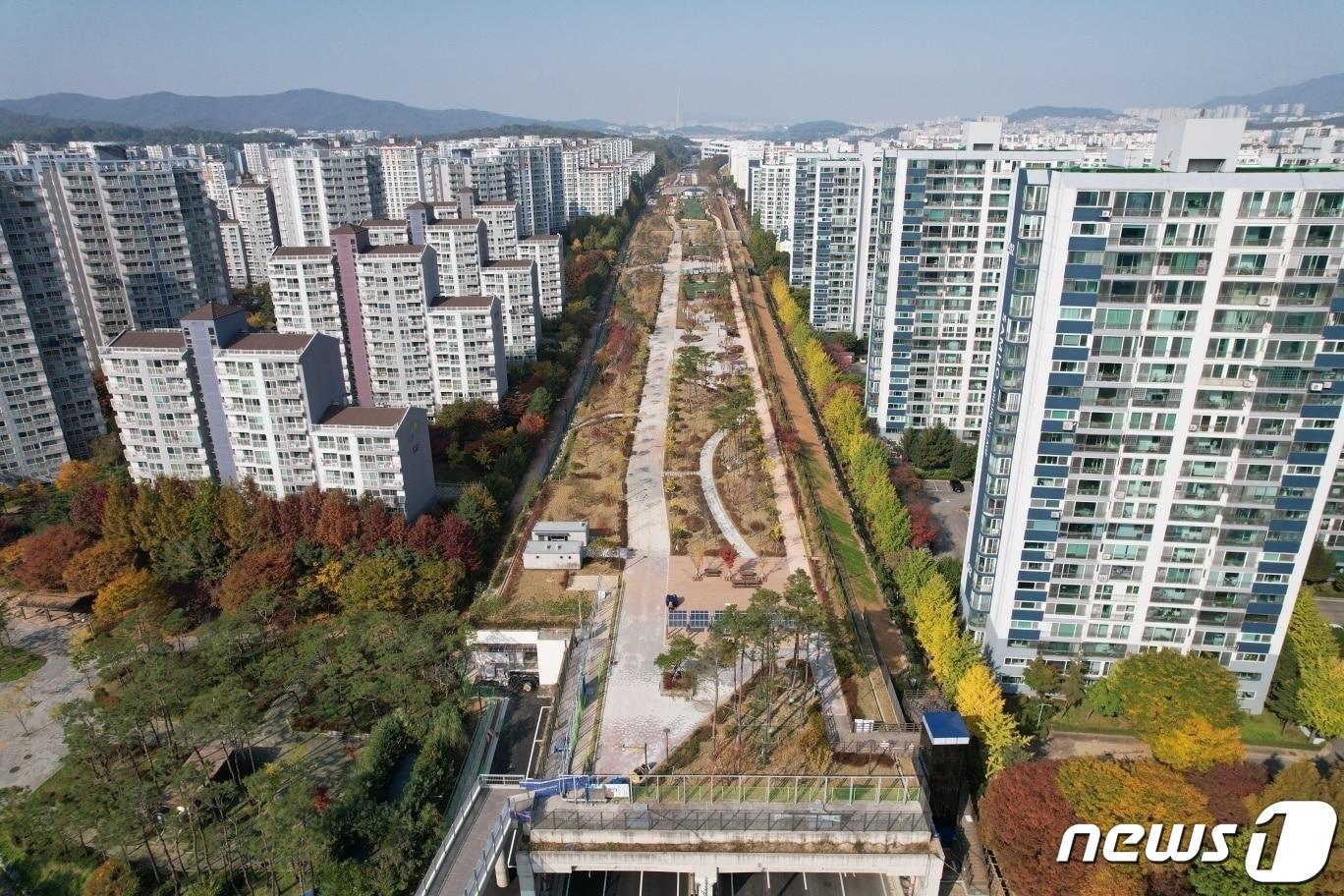 본문 이미지 - 분당∼수서 간 도시고속화도로 소음 저감을 위한 ‘녹색 공원화’ 1단계 사업이 오는 20일 준공된다. 성남시는 공사가 사실상 마무리 된 터널 형태의 구조물 상부에 조상한 공원을 10월31일 시민에게 임시 개방했다.(성남시 제공) ⓒ News1 김평석 기자
