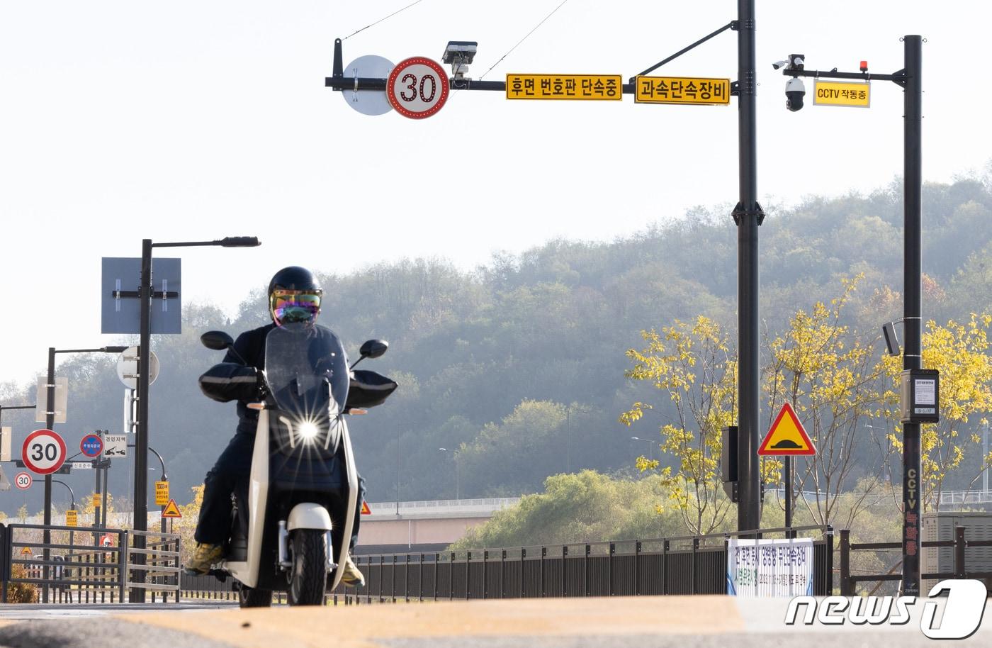 경기 고양시 덕양구 어린이 보호구역에 양방향 무인 단속 장비가 설치돼 있다. &#40;사진은 기사와 무관함&#41;/뉴스1 ⓒ News1 이재명 기자