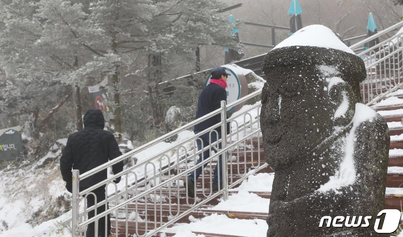 눈쌓인 돌하르방(자료사진)/뉴스1