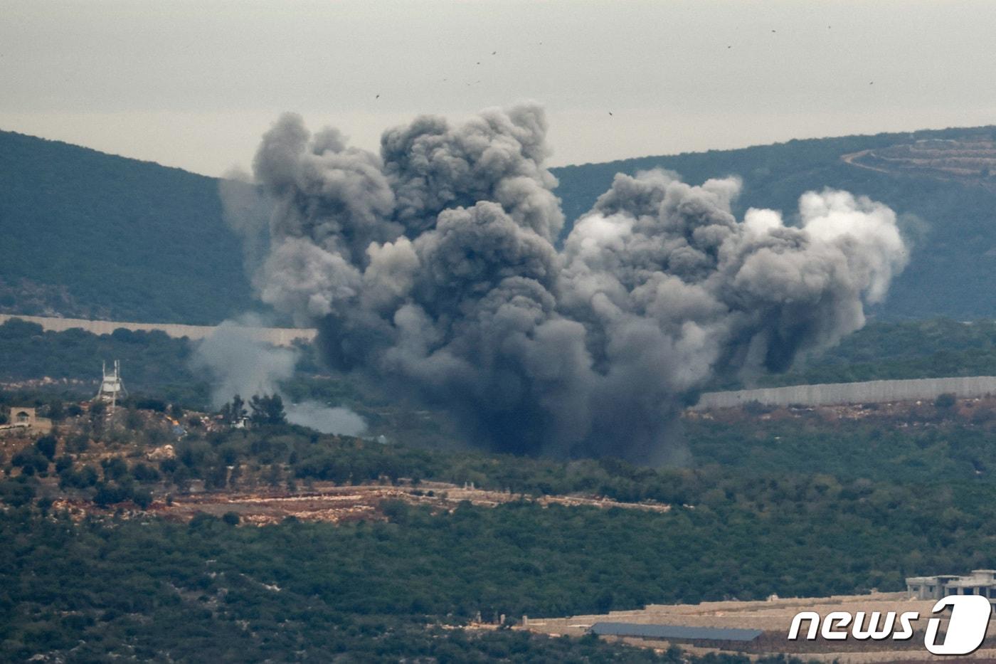 본문 이미지 - 지난 11월12일(현지시간) 이스라엘과 인접한 레바논의 한 지역에서 연기가 뿜어져나오고 있다. 2023.11.13 ⓒ 로이터=뉴스1 ⓒ News1 정지윤 기자