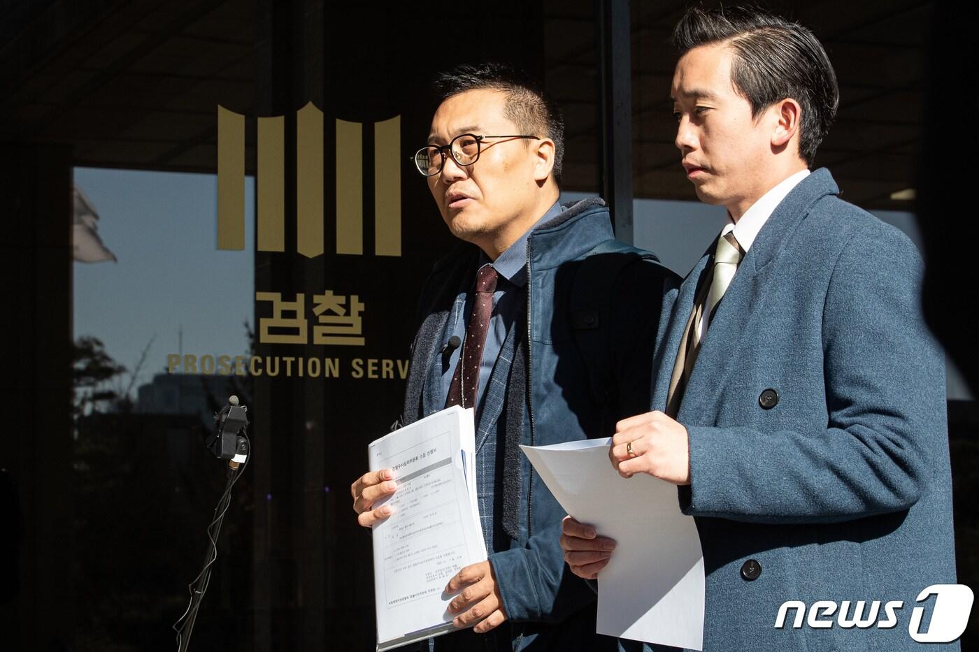 본문 이미지 - '대선 개입 여론 조작' 의혹을 받는 인터넷 언론 리포액트 허재현 기자(왼쪽)가 13일 서울 서초구 서울중앙지방검찰청에 '검찰수사심의위원회' 소집 신청서 제출에 앞서 기자회견을 하고 있다. 2023.11.13/뉴스1 ⓒ News1 유승관 기자