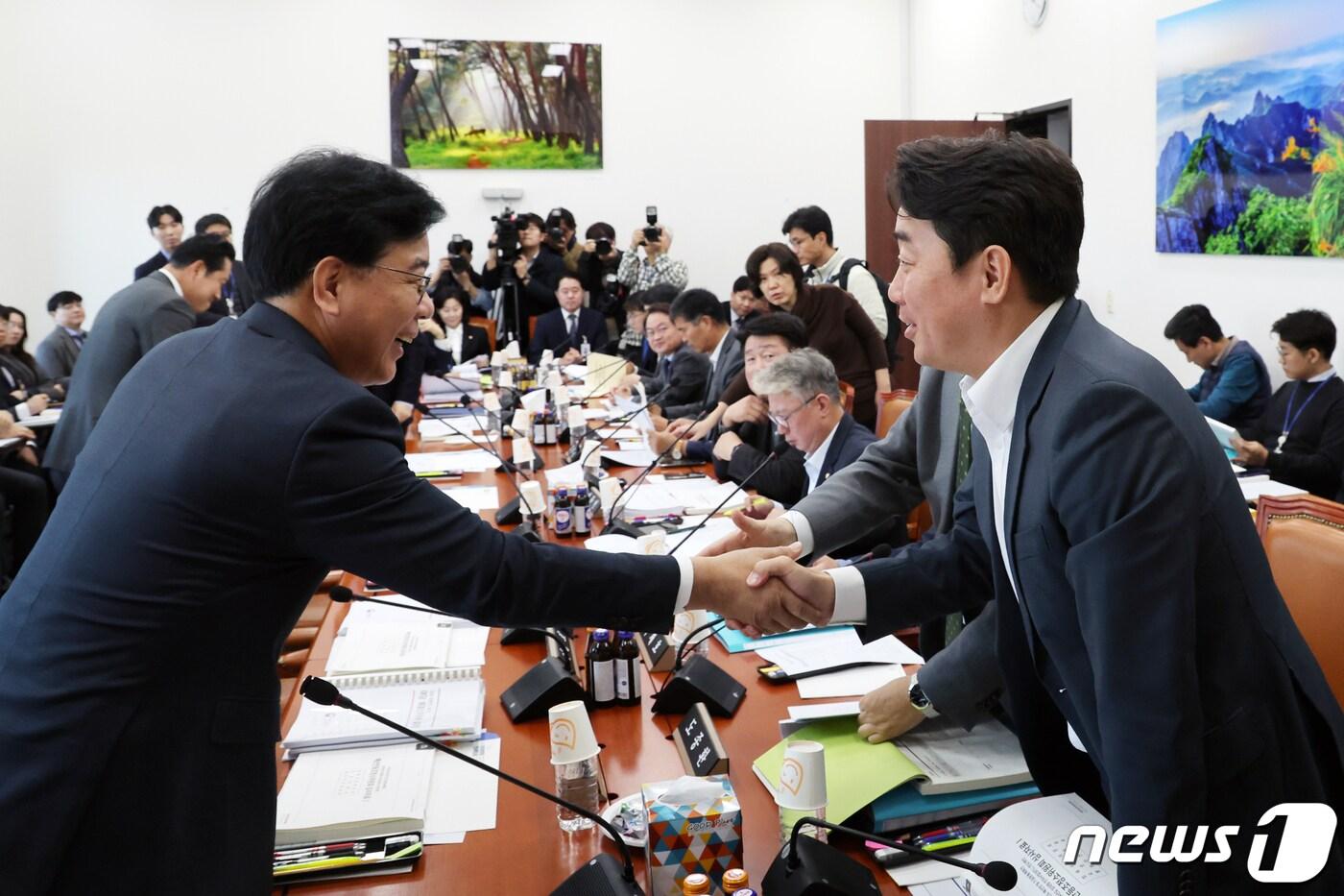 본문 이미지 - 국회 예결위 여·야 간사인 송언석, 강훈식 의원이 13일 오전 서울 여의도 국회에서 열린 예산결산특별위원회 예산심사소위원회에서 악수를 하고 있다. 2023.11.13/뉴스1 ⓒ News1 황기선 기자