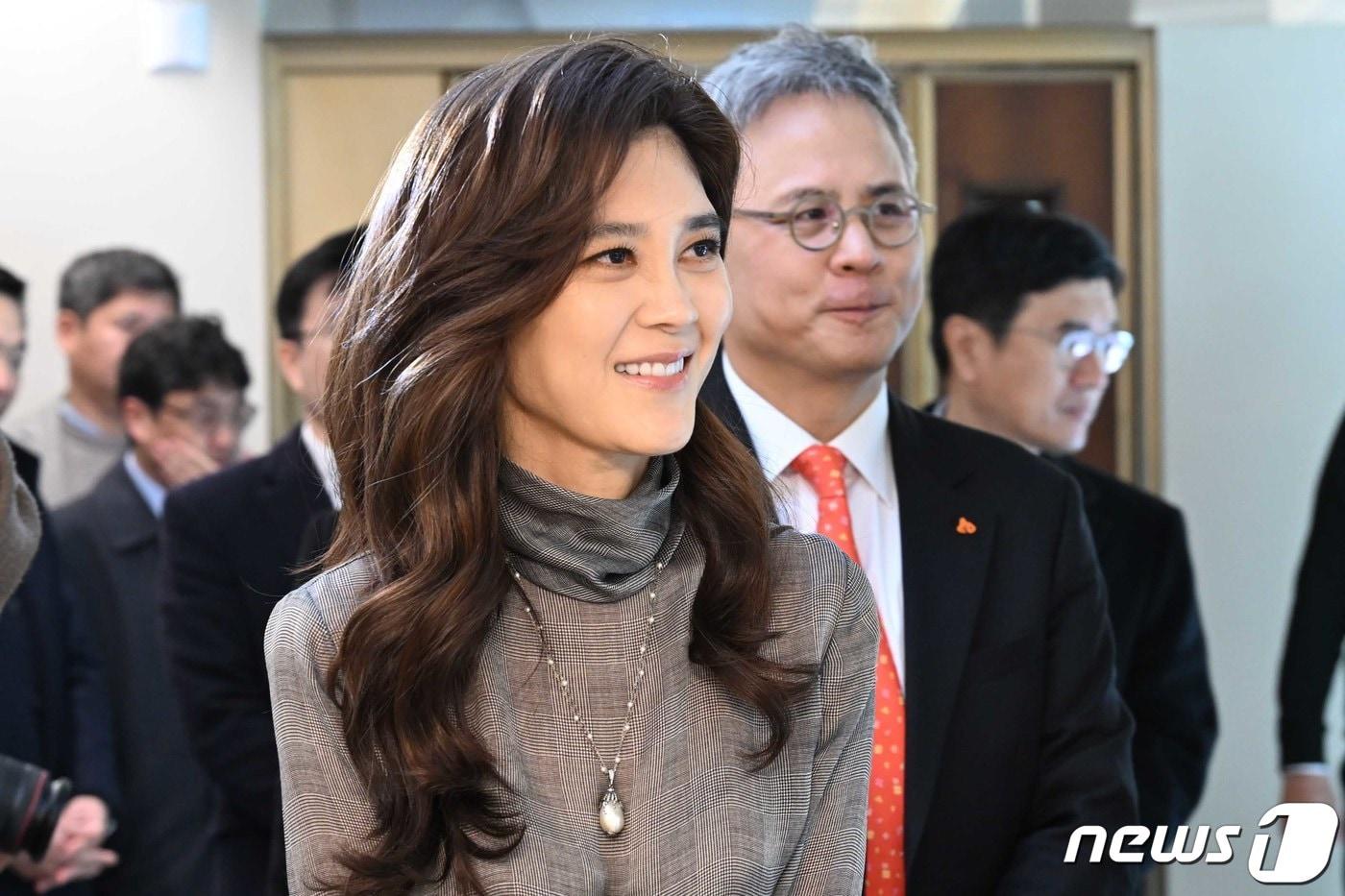 본문 이미지 - 이부진 한국방문의해위원회 위원장이 13일 오전 서울 종로구 북촌 설화수의 집에서 열린 '2023-2024 한국방문의 해' 계기 관광 전략 간담회에 참석하기 위해 회의장으로 이동하고 있다. (공동취재) 2023.11.13/뉴스1 ⓒ News1 김진환 기자