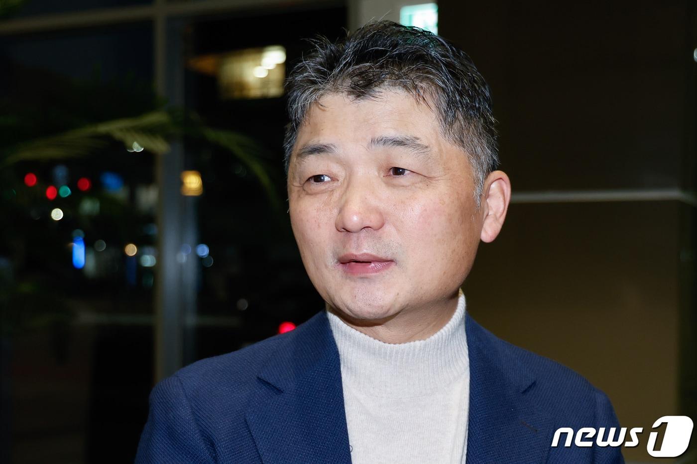 본문 이미지 - 김범수 카카오 미래이니셔티브센터장이 13일 오전 경기 성남시 분당구 카카오모빌리티 본사에서 3차 공동체 비상경영회의에 참석하기 전 취재진 질문에 답하고 있다. 2023.11.13/뉴스1 ⓒ News1 안은나 기자