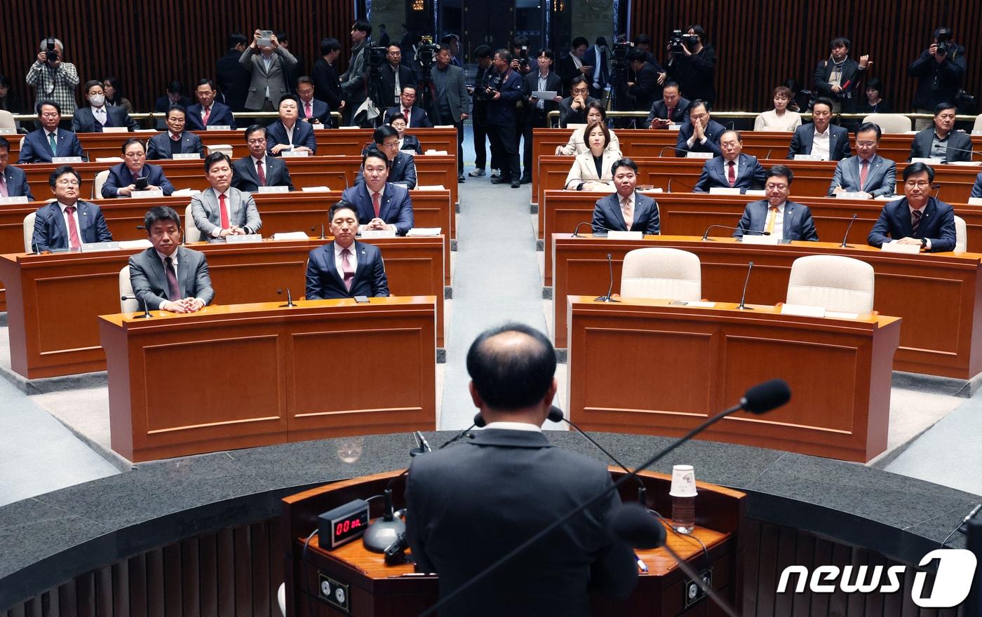 본문 이미지 - 김기현 국민의힘 대표 등이 13일 오후 서울 여의도 국회에서 열린 의원총회에서 윤재옥 원내대표의 발언을 듣고 있다. 2023.11.13/뉴스1 ⓒ News1 송원영 기자