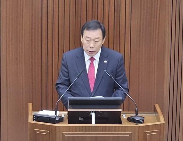 본문 이미지 - 최민호 세종시장이 13일 시의회 본회의장에 열린 86회 정례회에서 내년도 예산안과 관련한 시정 연설을 하고 있다. / 뉴스1