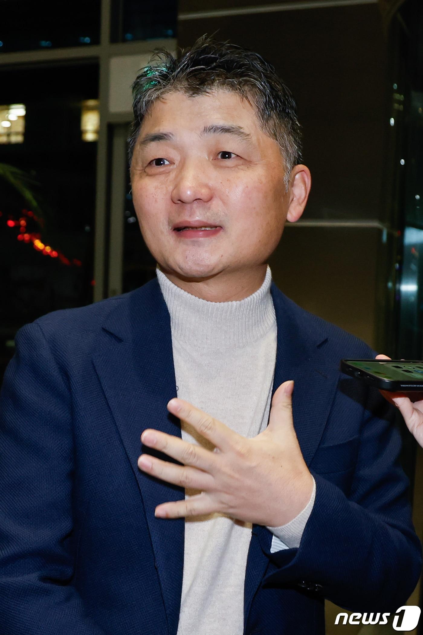 본문 이미지 - 김범수 카카오 미래이니셔티브센터장이 13일 오전 경기 성남시 분당구 카카오모빌리티 본사에서 3차 공동체 비상경영회의에 참석하기 전 취재진 질문에 답하고 있다. 2023.11.13/뉴스1 ⓒ News1 안은나 기자