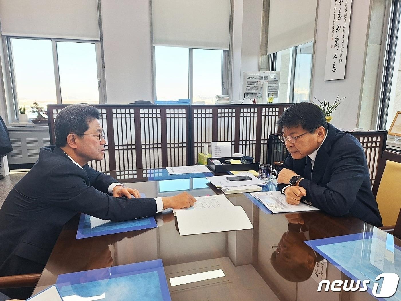 본문 이미지 - 13일 정인화 광양시장(외녹)이 서삼석 예결위원장에게 국비증액을 요청하고 있다(광양시 제공)2023.11.13/ 