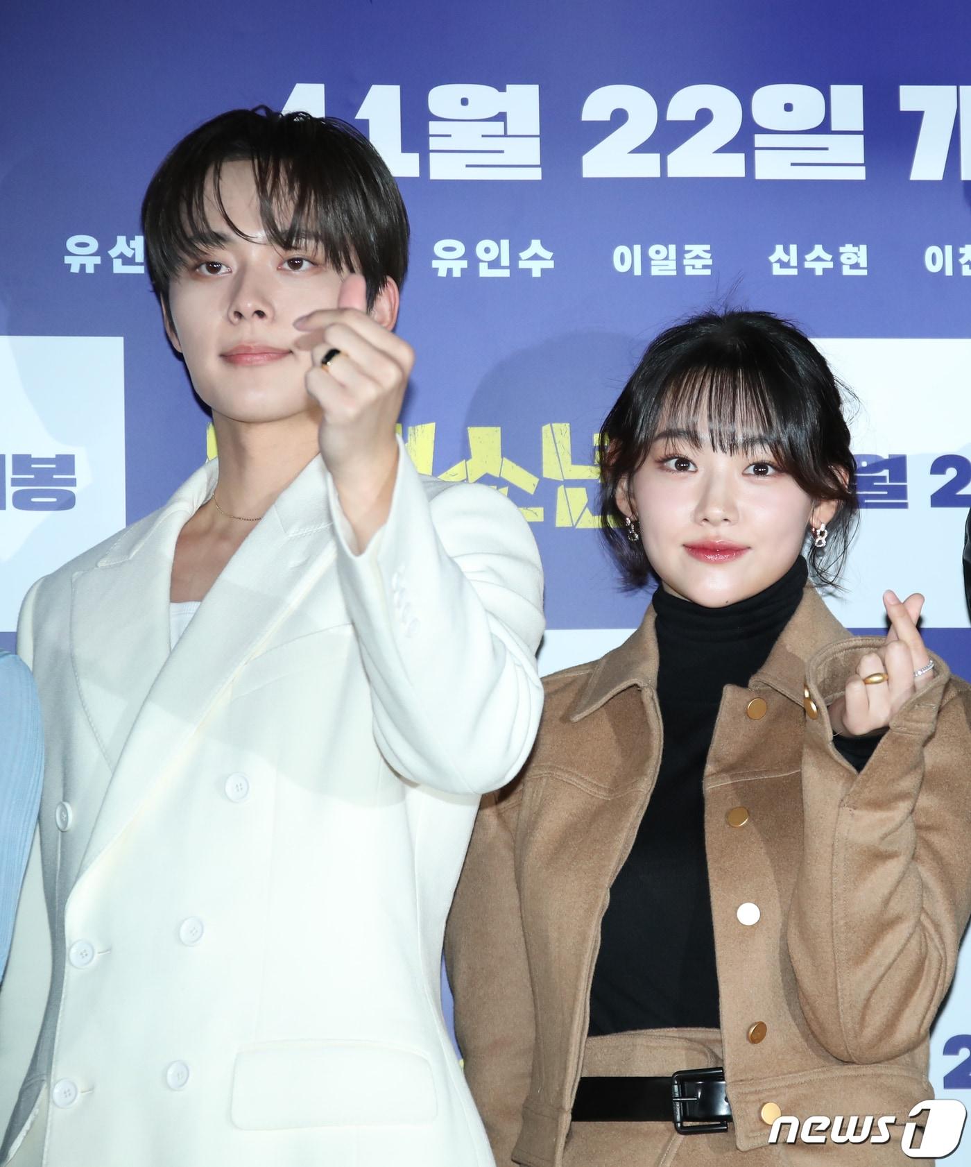 본문 이미지 - 배우 유선호와 강미나(오른쪽)가 13일 서울 용산구 CGV 용산아이파크몰에서 열린 영화 '사채소년‘(감독 황동석) 언론시사회에서 포즈를 취하고 있다. '사채소년'은 존재감도, 빽도, 돈도 없는 학교 서열 최하위 강진(유선호 분)이 어느 날 학교에서 사채업을 시작하며 서열 1위가 되어가는 하이틴 범죄 액션 영화다. 2023.11.13/뉴스1 ⓒ News1 권현진 기자