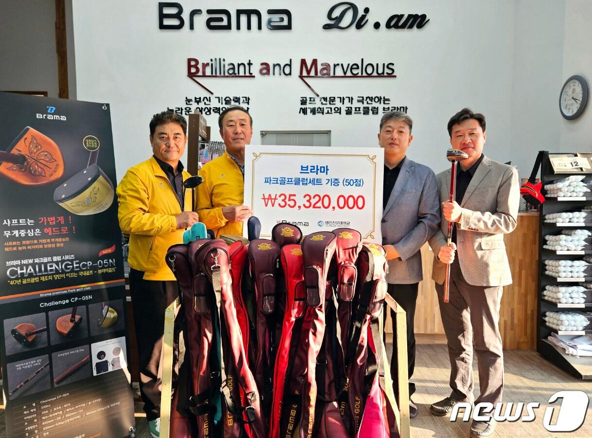 본문 이미지 - 영진전문대 파크골프경영과가 하나산업사로부터 3500만원 상당의 실습교구를 기증받았다. (영진전문대 제공)