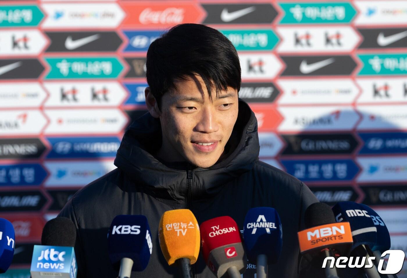 대한민국 축구대표팀 황희찬이 13일 오후 서울 양천구 목동운동장에서 2026 국제축구연맹(FIFA) 북중미 월드컵 아시아 지역 2차 예선을 앞두고 열린 훈련에서 인터뷰를 하고 있다. 클린스만호는 오는 16일 서울월드컵경기장에서 싱가포르, 21일 중국 선전 유니버시아드 스포츠센터에서 중국과 경기를 치를 예정이다. 2023.11.13/뉴스1 ⓒ News1 이재명 기자