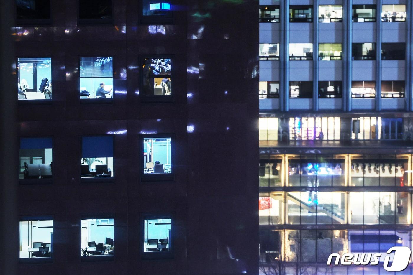 본문 이미지 - 저녁 퇴근길 무렵 기업들이 입주한 서울 시내 사무실에 불이 밝혀져 있다.  ⓒ News1 민경석 기자