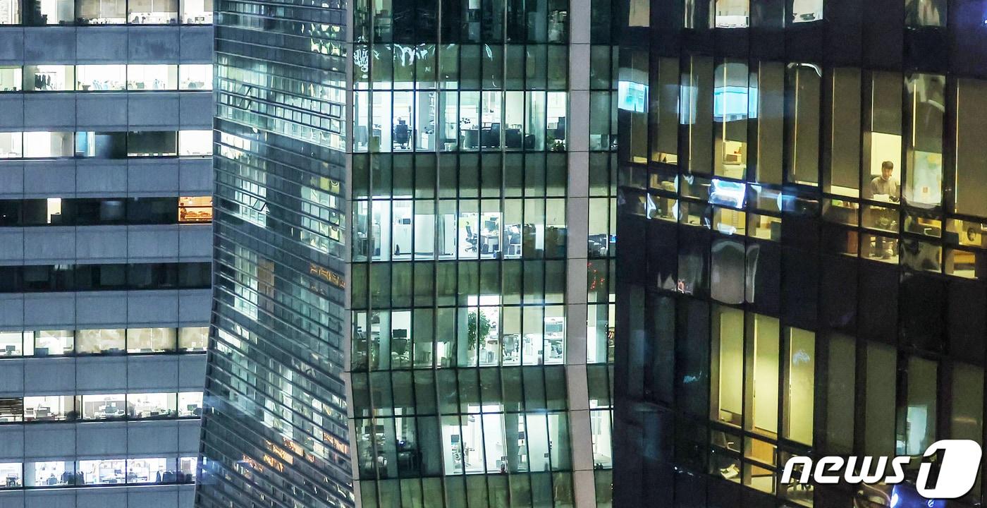 본문 이미지 - 퇴근길 무렵 기업들이 입주한 서울 시내 사무실에 불이 밝혀져 있다. 2023.11.13/뉴스1 ⓒ News1 민경석 기자