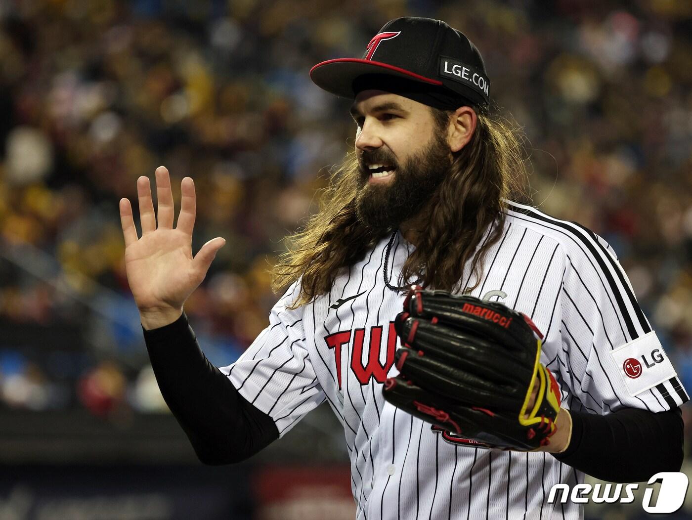 본문 이미지 - 켈리가 12일 서울 잠실에서 열린 두산과의 경기에서 선발 등판해 7이닝 1실점으로 호투했다. /뉴스1 ⓒ News1 김진환 기자