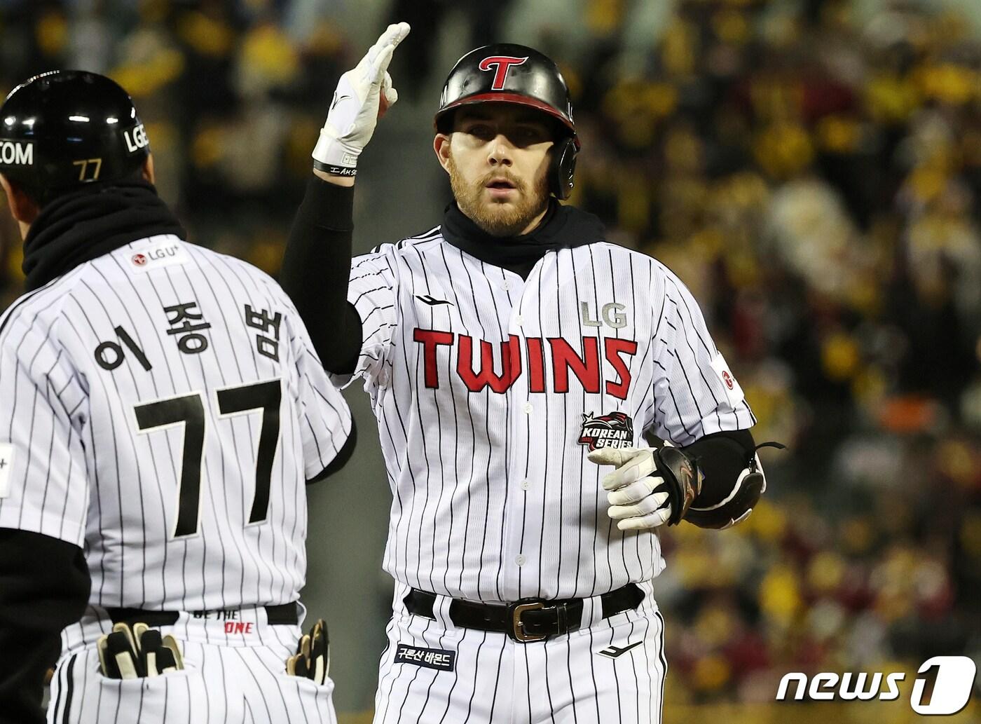 본문 이미지 - 13일 오후 서울 송파구 올림픽로 잠실야구장에서 열린 프로야구 '2023 신한은행 SOL KBO 포스트시즌' 한국시리즈 5차전 LG 트윈스와 kt 위즈의 경기, LG 오스틴이 2회말 선두타자로 나와 안타를 친 뒤 세리머니를 하고 있다. 2023.11.13/뉴스1 ⓒ News1 김진환 기자