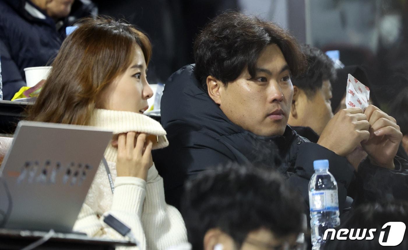 본문 이미지 - 13일 서울 잠실야구장에서 열린 '2023 신한은행 SOL KBO 포스트시즌' 한국시리즈 5차전 kt 위즈와 LG 트윈스의 경기에서 토론토 블루제이스 류현진과 아내 배지현 아나운서가 관중석에 앉아 경기를 관전하고 있다. 2023.11.13/뉴스1 ⓒ News1 김성진 기자