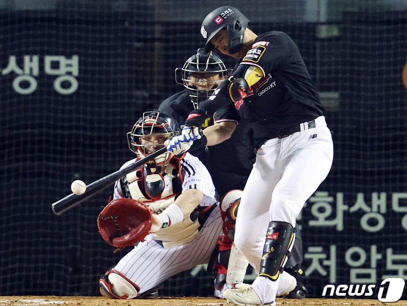 본문 이미지 - 문상철이 18일 키움 히어로즈와의 경기에서 연장 10회초 역전 투런포를 쏘아올렸다. ⓒ News1 박정호 기자