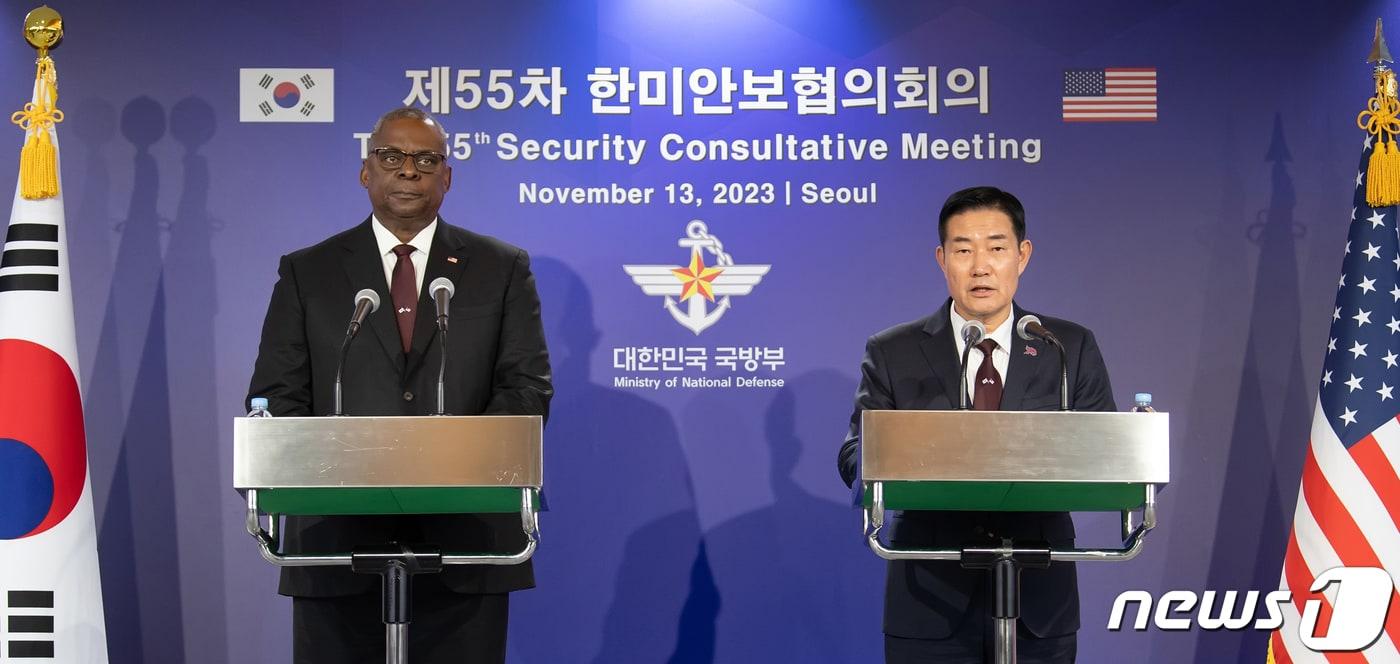 본문 이미지 - 신원식 당시 국방부 장관(오른쪽)과 로이드 오스틴 미국 국방장관이 2023년 11월 13일 서울 용산구 국방부 청사에서 열린 '제55차 한미안보협의회의(SCM)'를 마친 뒤 공동기자회견을 하고 있다.(국방부 제공) 2023.11.13/뉴스1 ⓒ News1 민경석 기자