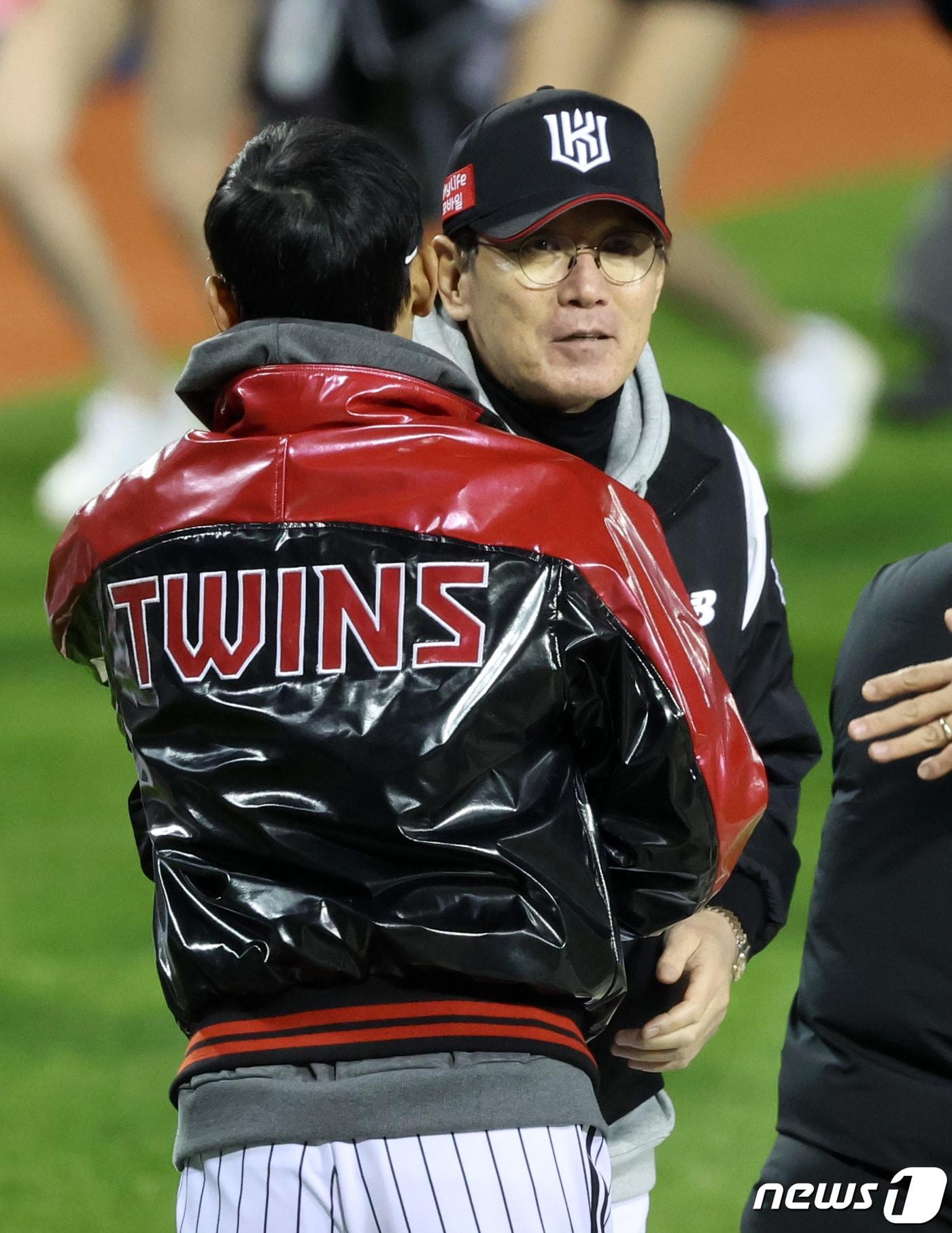 본문 이미지 - 13일 오후 서울 송파구 잠실야구장에서 열린 프로야구 '2023 신한은행 SOL KBO 포스트시즌' 한국시리즈 5차전 LG 트윈스와 kt 위즈의 경기에서 6대2로 승리하며 우승을 차지한 LG 염경엽 감독이 kt 이강철 감독과 포옹하고 있다. 2023.11.13/뉴스1 ⓒ News1 김성진 기자