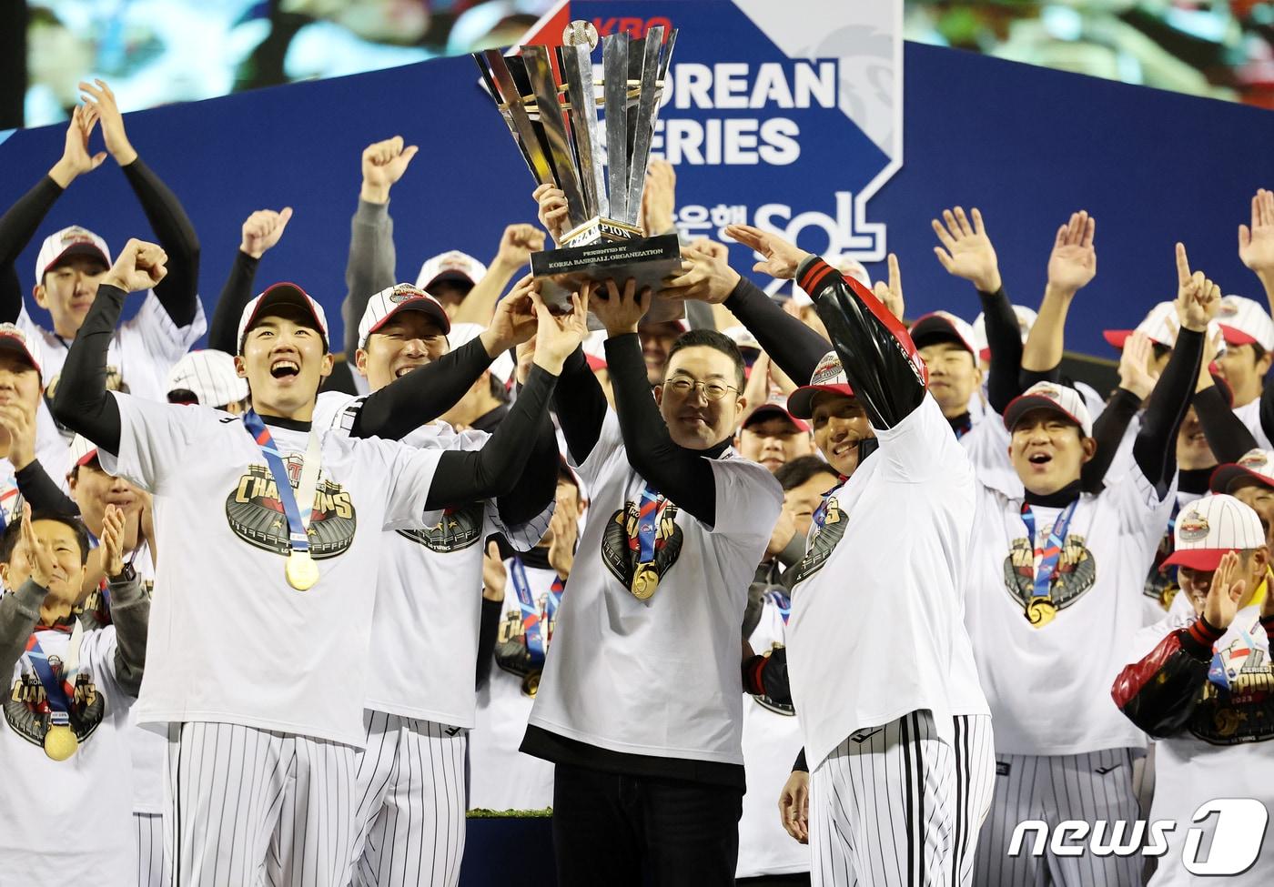 본문 이미지 - 13일 오후 서울 송파구 잠실야구장에서 열린 프로야구 '2023 신한은행 SOL KBO 포스트시즌' 한국시리즈 5차전 LG 트윈스와 kt 위즈의 경기에서 LG 트윈스가 6대2로 승리하며 우승을 차지했다. LG 구광모 회장, 염경엽 감독,임찬규, 김현수 등 선수들이 우승 트로피를 들고 기념촬영을 하고 있다. 2023.11.13/뉴스1 ⓒ News1 김진환 기자