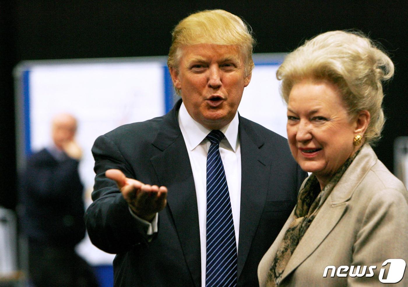 본문 이미지 - 도널드 트럼프 전 대통령과 트럼프의 누나이자 전직 연방 판사였던 메리앤 트럼프 배리. 2008.06.10. ⓒ 로이터=뉴스1 ⓒ News1 정윤영 기자