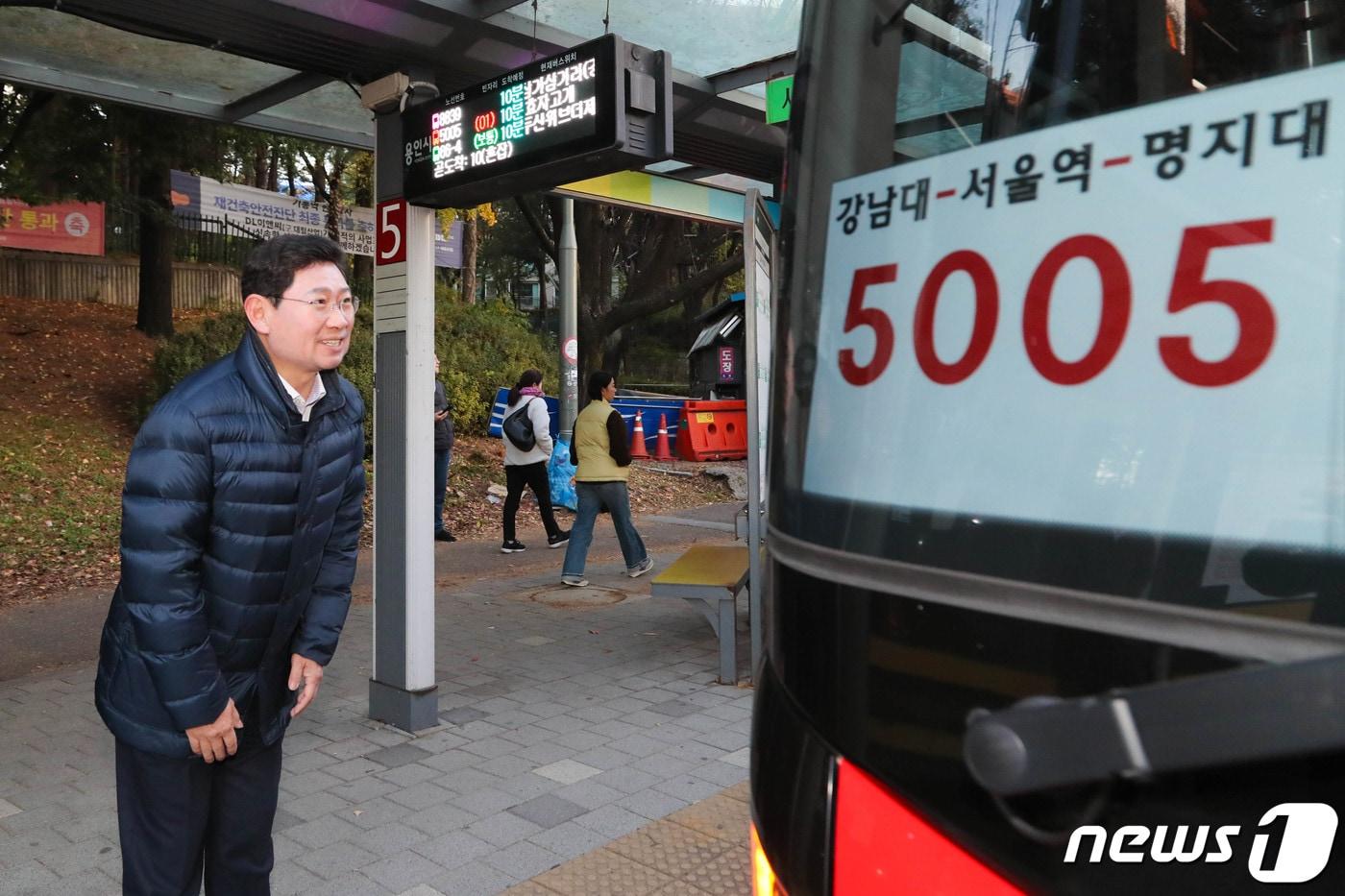본문 이미지 - 이상일 시장이 지난 13일 오전 운행을 시작한 5005번 출근 시간대 전용 전세버스 이용상황을 확인하고 있는 모습.(용인시 제공)