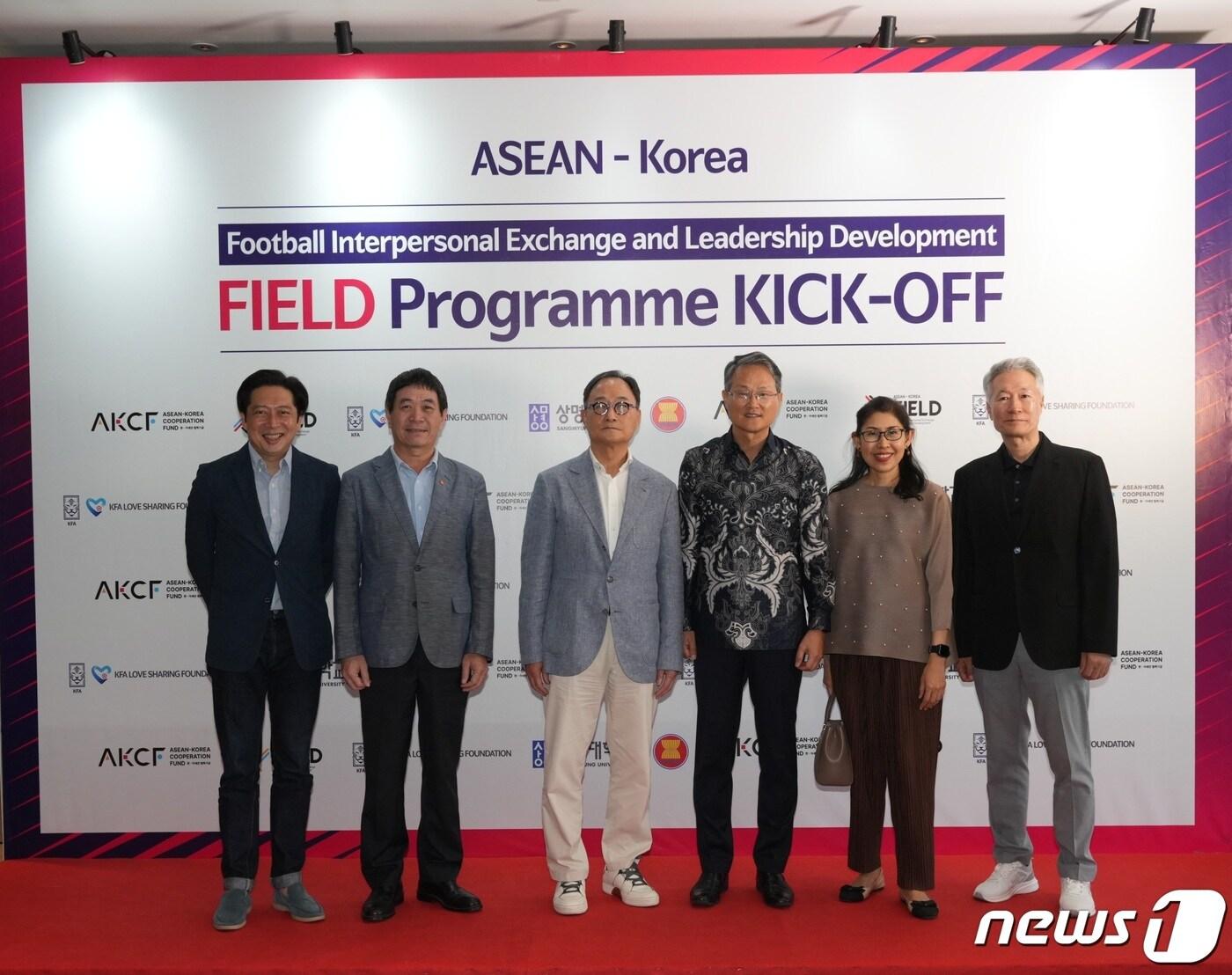 본문 이미지 - 'FIELD프로그램'의 시작을 알리는 'Kick-Off 행사'에 참석한 제라드 호 주아세안 싱가폴대사, 응우옌 하이 방 주아세안 베트남대사, KFA축구사랑나눔재단 김호곤이사장, 아세안 한국 대 표부 이장근대사,우라와디 스리피롬야 태국대사, 상명대 김정만교수(왼쪽부터) (KFA축구사랑나눔재단 제공)