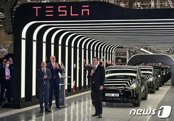 본문 이미지 - 일론 머스크 테슬라 CEO가 독일 기가팩토리 오픈 기념식에 참석해 축사하고 있다. ⓒ 로이터=뉴스1 ⓒ News1 박형기