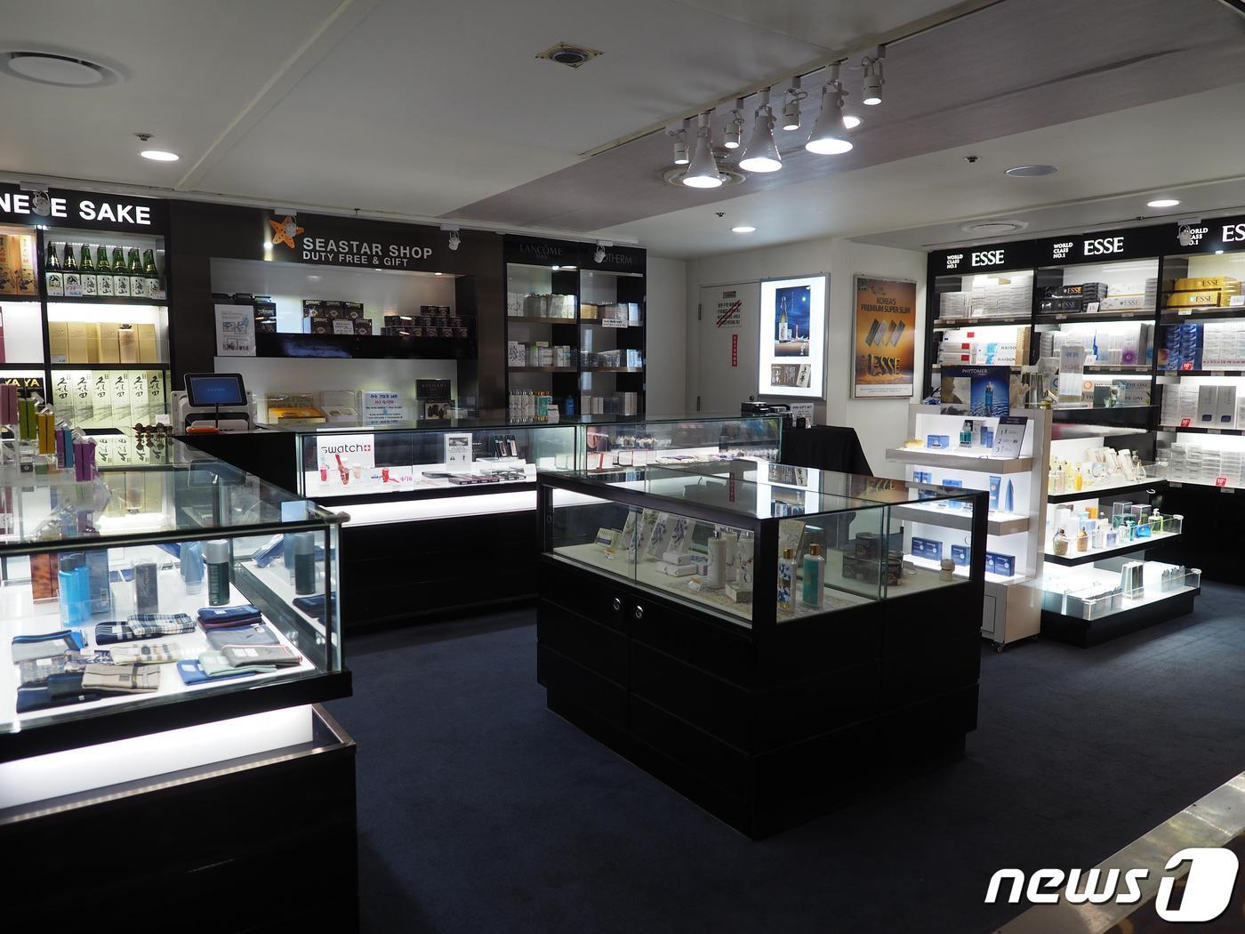 본문 이미지 - 팬스타드림호 선내면세점(팬스타그룹 제공)