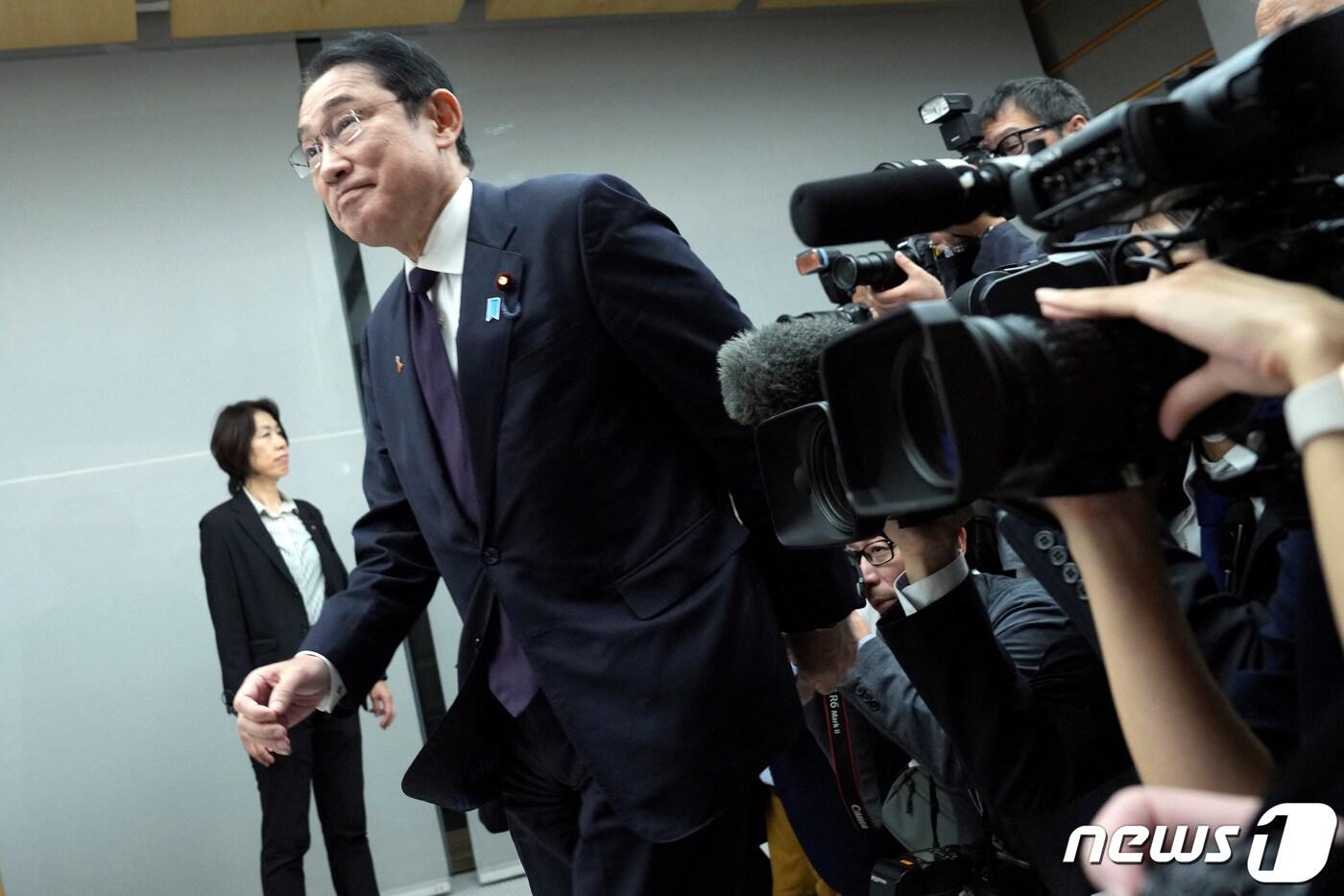 본문 이미지 - 기시다 후미오 일본 총리가 7일 토니 블링컨 미국 국무장관을 만나기 위해 일본 도쿄의 총리 관저에 들어서고 있다. 2023.11.07 ⓒ 로이터=뉴스1 ⓒ News1 정지윤 기자