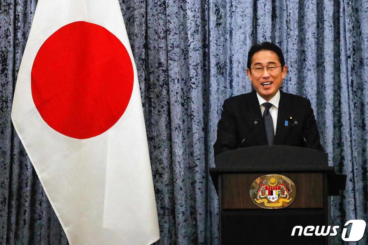 본문 이미지 - 기시다 후미오 일본 총리가 말레이시아 푸트라자야를 방문해 5일(현지시간) 안와르 이브라힘 말레이시아 총리와 함께 기자회견에 참석하고 있다. 2023.11.05 ⓒ AFP=뉴스1 ⓒ News1 정지윤 기자