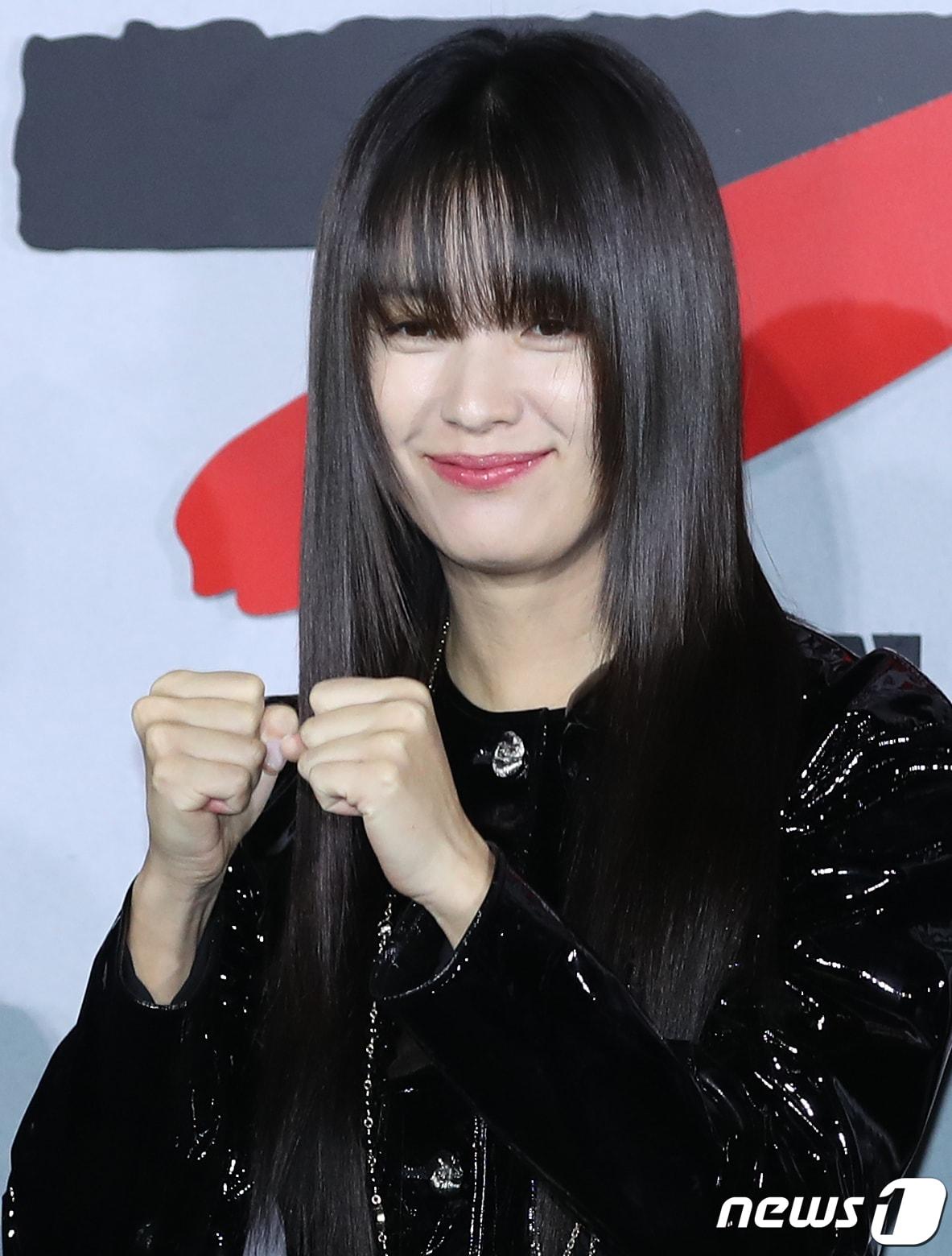 본문 이미지 - 배우 한효주가 14일 서울 용산구 CGV 용산아이파크몰에서 열린 넷플릭스 영화 '독전2‘(감독 백종열) 제작보고회에서 포즈를 취하고 있다. '독전2'는 용산역에서 벌인 지독한 혈투 이후, 여전히 이선생을 쫓는 원호(조진웅 분)와 사라진 락(오승훈 분), 다시 나타난 브라이언(차승원 분)과 사태 수습을 위해 중국에서 온 큰칼(한효주)의 독한 전쟁을 그린 범죄 액션 영화다. 2023.11.14/뉴스1 ⓒ News1 권현진 기자