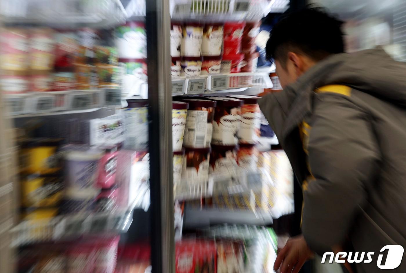 서울시내 대형 마트에 아이스크림이 진열돼 있다. 2023.11.14/뉴스1 ⓒ News1 이동해 기자