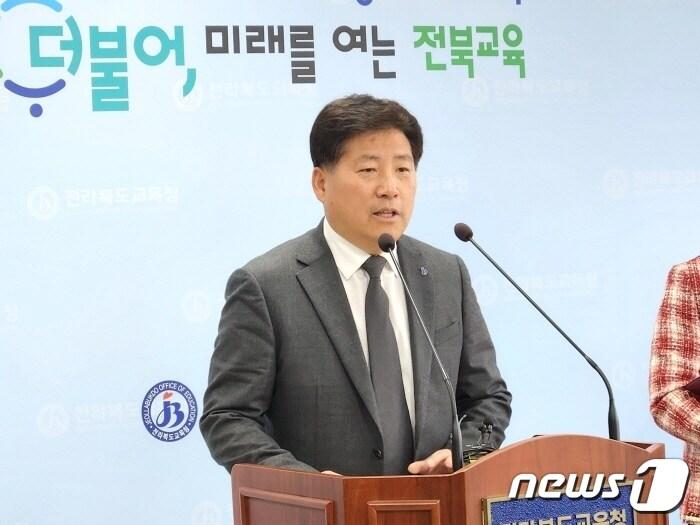 본문 이미지 - 민완성 전북교육청 미래교육과장이 14일 브리핑을 갖고, 내년부터 실시되는 '전북형 늘봄학교'에 대해 설명하고 있다.2023.11.14/뉴스1