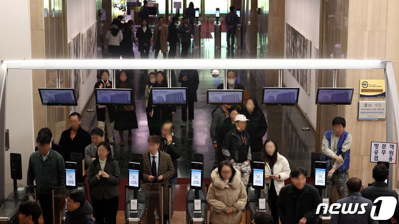 본문 이미지 - 울 종로구 정부서울청사에서 공무원들이 점심식사를 하러 가는 모습. 2023.11.14/뉴스1 ⓒ News1 김명섭 기자