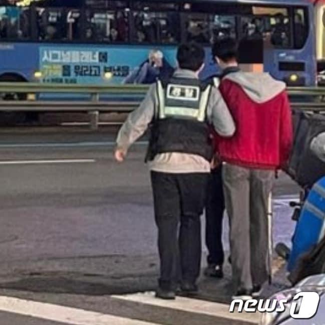 본문 이미지 -  상승비룡 25사단 소속 김모 일병이 지난 9일 서울 강남역 부근에서 여성을 촬영하던 몰카범(빨간색 상의)을 붙잡아 경찰에 인계했다. 25사단은 김 일병이 휴가에서 돌아오는 대로 사단장 표창을 주기로 했다. (사진=육대전 갈무리) ⓒ 뉴스1