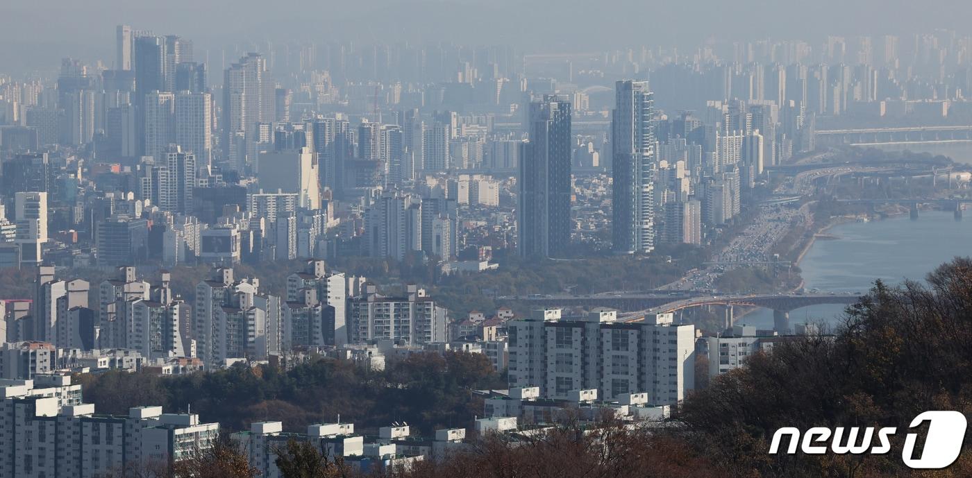 본문 이미지 - 서울 남산에서 바라본 아파트 단지 모습. 2023.11.14/뉴스1 ⓒ News1 허경 기자
