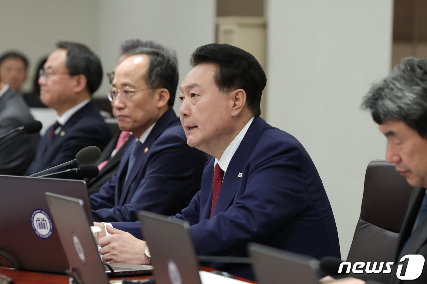 본문 이미지 - 윤석열 대통령이 14일 용산 대통령실 청사에서 열린 제47회 국무회의를 주재하며 모두발언을 하고 있다. (대통령실 제공) 2023.11.14/뉴스1 ⓒ News1 오대일 기자