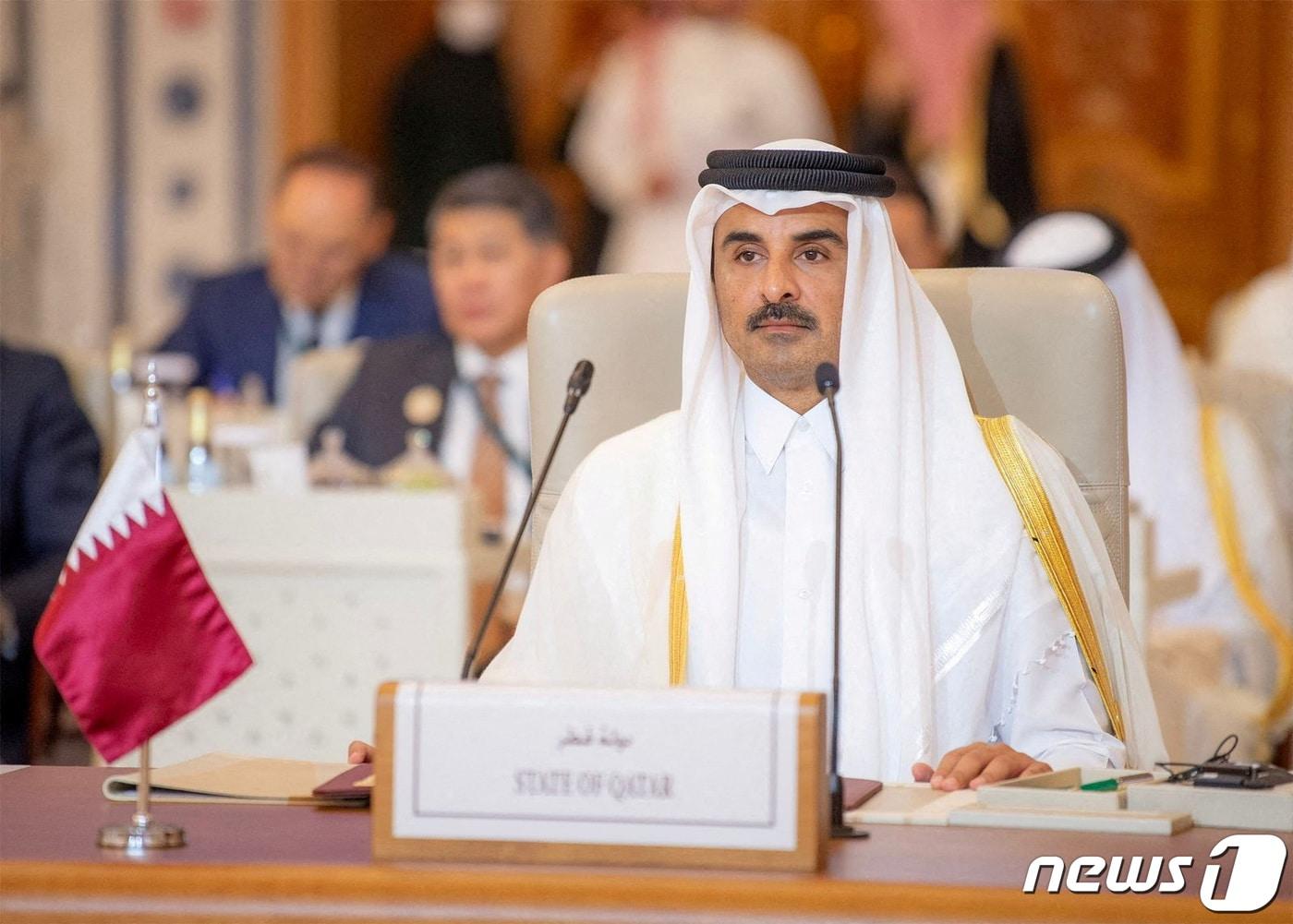 본문 이미지 - 셰이크 타밈 빈 하마드 알 타니 카타르 국왕이 11일(현지시간) 사우디아라비아 리야드에서 열린 이슬람협력기구(OIC) 정상회의에 참석하고 있다. 2023.11.11 ⓒ 로이터=뉴스1 ⓒ News1 강민경 기자