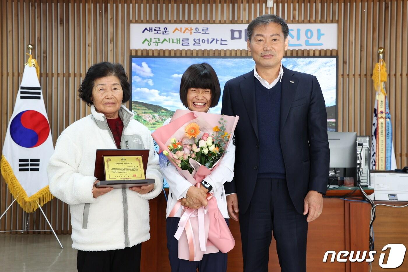본문 이미지 - 14일 전춘성 전북 진안군수(오른쪽)가 2022 항저우 장애인아시안게임과 전국장애인체전에서 메달을 획득한 육상의 전민재 선수(가운데)와 어머니를 만나 격려했다.(진안군제공)2023.11.14/뉴스1