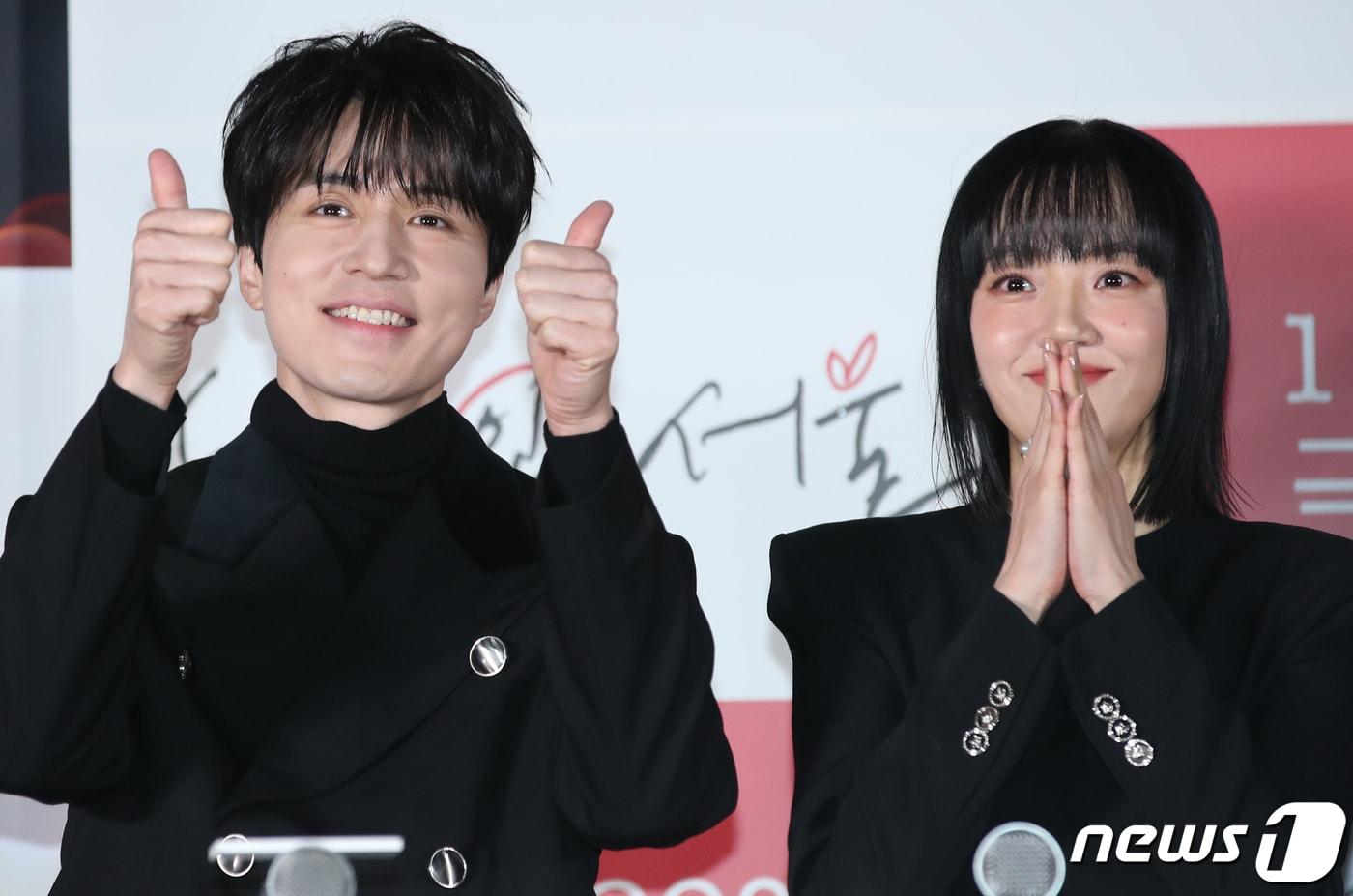 배우 이동욱과 임수정(오른쪽)이 14일 서울 광진구 롯데시네마 건대입구에서 열린 영화 '싱글 인 서울‘(감독 박범수) 언론시사회에서 미소를 짓고 있다. '싱글 인 서울'은 혼자가 좋은 파워 인플루언서 영호(이동욱 분)와 혼자는 싫은 출판사 편집장 현진(임수정 분)이 싱글 라이프에 관한 책을 만들면서 벌어지는 이야기를 그린 웰메이드 현실 공감 로맨스다. 2023.11.14/뉴스1 ⓒ News1 권현진 기자