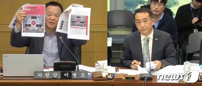 본문 이미지 - 14일 이병도 전북도의원(왼쪽)이 행정사무감사에서 최용석 전라북도 콘텐츠융합지흥원장에게 질의를 하고 있다.2023.11.14/뉴스1