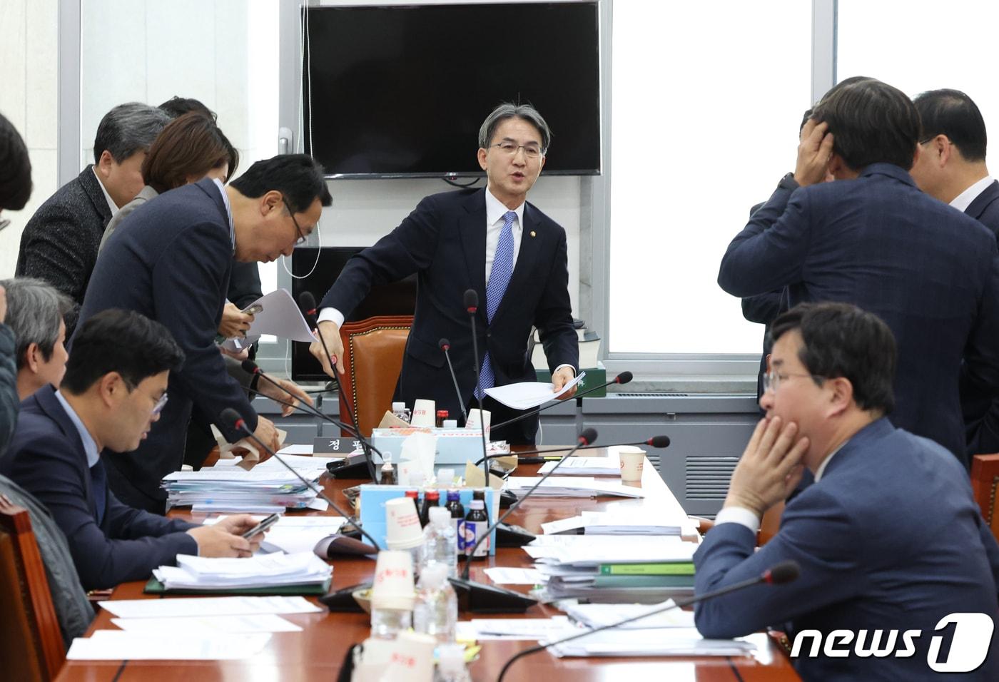 본문 이미지 - 정필모 과방위 예살결산소위원장을 비롯한 의원들이 14일 서울 여의도 국회에서 열린 과학기술정보방송통신위원회 예산결산심사소위원회가 정회 되자 회의장을 나서고 있다. 2023.11.14/뉴스1 ⓒ News1 송원영 기자