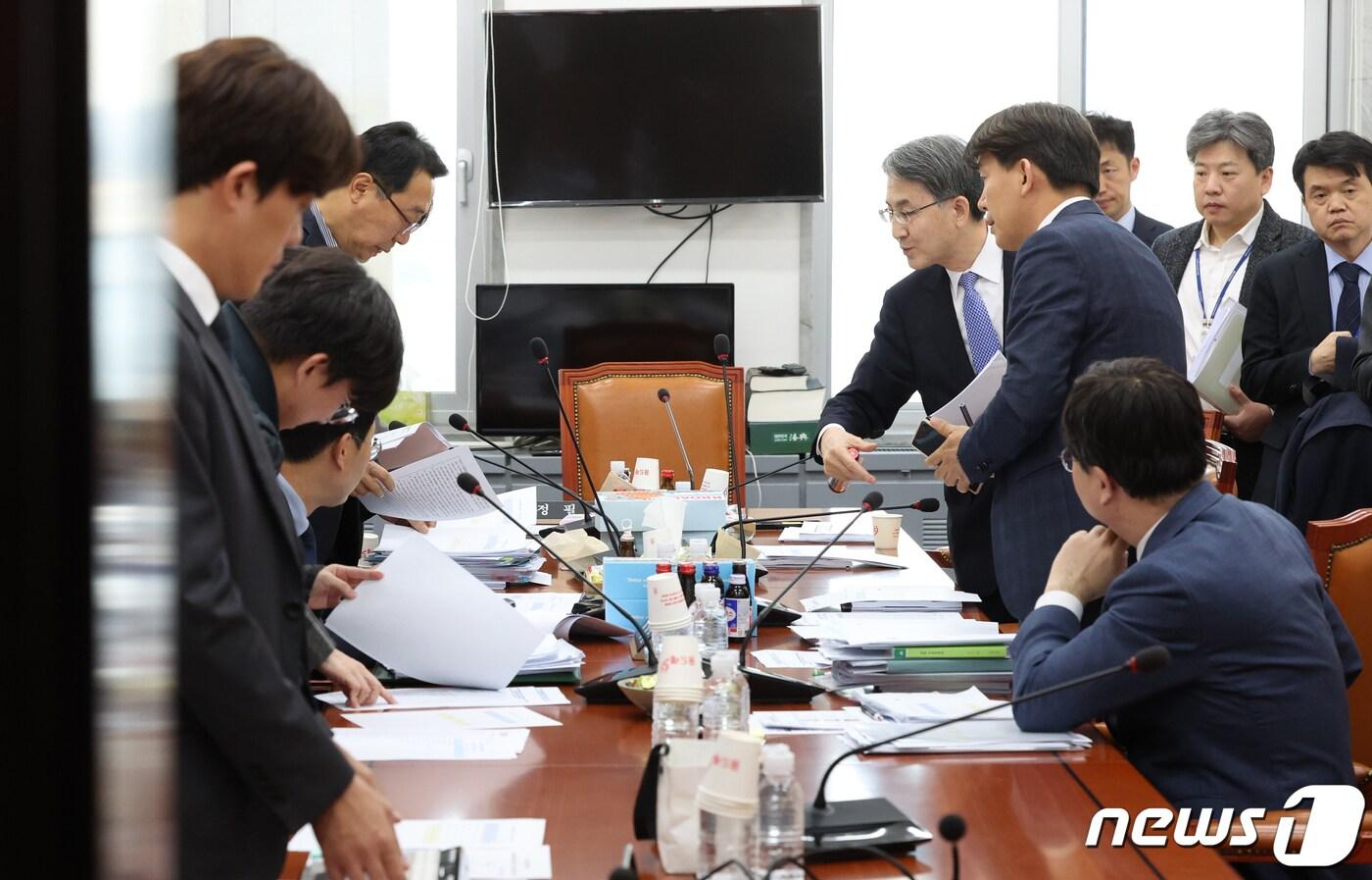 본문 이미지 - 정필모 과방위 예살결산소위원장을 비롯한 의원들이 14일 서울 여의도 국회에서 열린 과학기술정보방송통신위원회 예산결산심사소위원회가 정회 되자 회의장을 나서고 있다. 2023.11.14/뉴스1 ⓒ News1 송원영 기자