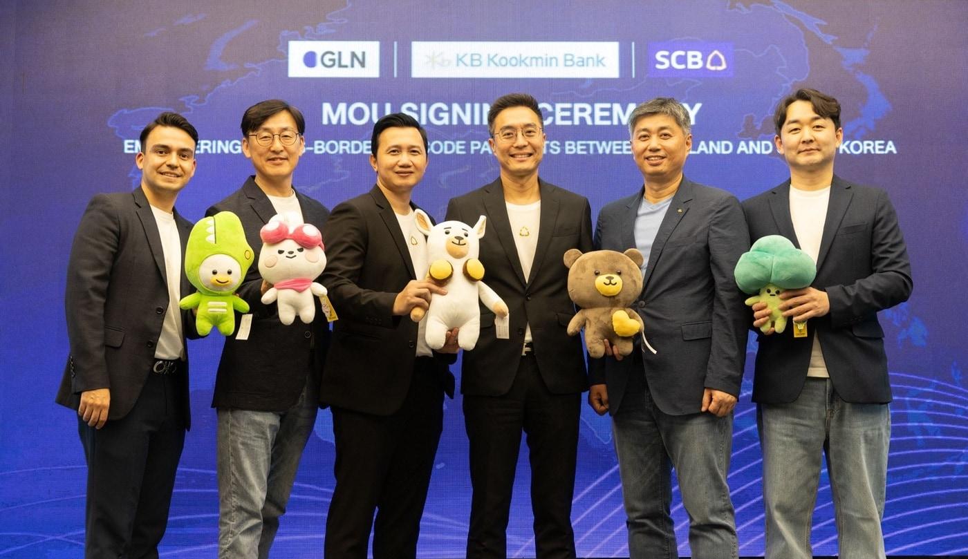 본문 이미지 - 지난 13일 태국에서 개최된 KB국민은행과 SCB은행과의 MOU 체결식에서 타나왓 끼띠수완(THANAWATN KITTISUWAN) SCB은행 디지털사업(Merchant) 본부장(좌측 4번째)과 김경호 GLN 대표(좌측 2번째), 박형주 KB국민은행 디지털신사업본부장(좌측 5번째) 및 관계자들이 기념 사진을 촬영하고 있다. (KB국민은행 제공)
